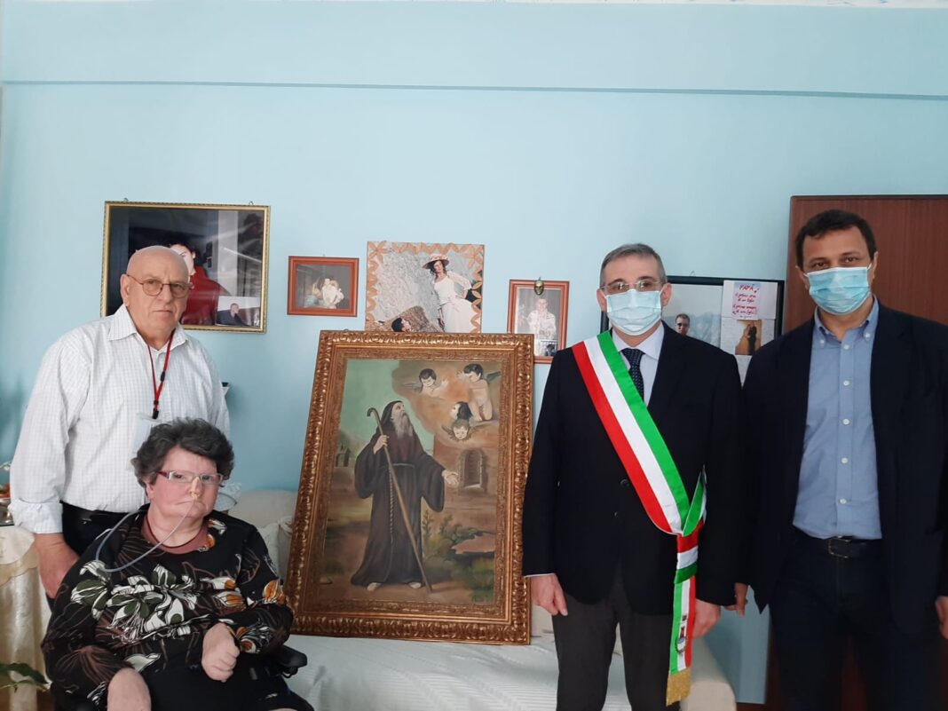 Un quadro donato al Comune da un cittadino in memoria del giovane